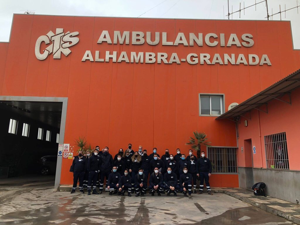 Alumnado de CETES del ciclo de Técnico en Emergencias Sanitarias que comienzan sus prácticas en la nave de Ambulancias Alhambra
