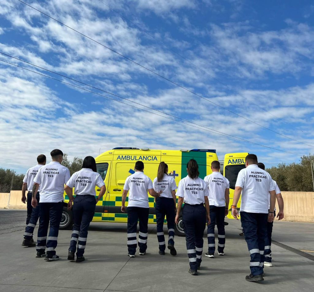 Alumnos de CETES de Técnico en Emergencias Sanitarias con el uniforme de prácticas caminando hacia la ambulancia